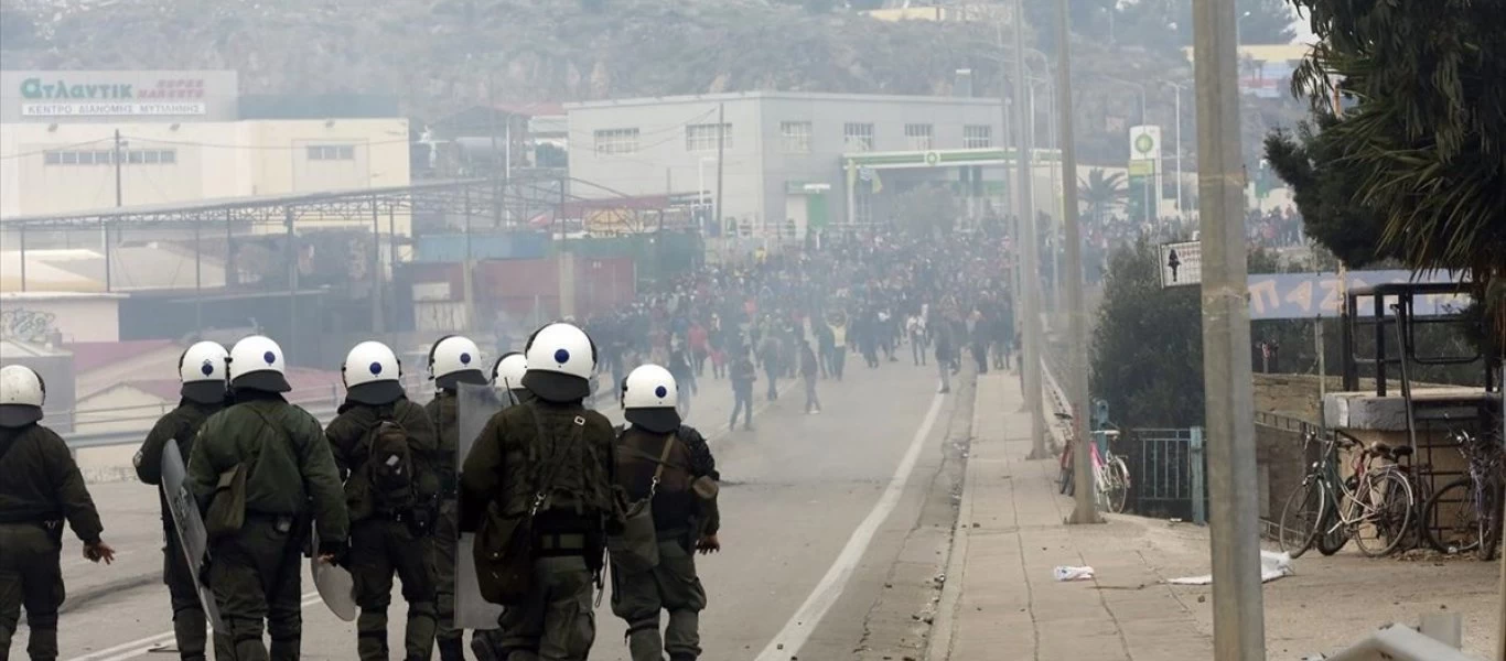 EKTAKTO: Νέα επιδρομή Αφγανών στην πόλη της Μυτιλήνης - Κατέλαβαν την κεντρική πλατεία - Ενισχύονται & φέρουν όπλα